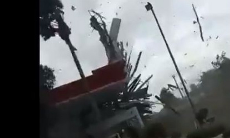 Viral Video Angin Puting Beliung yang Rusak Atap SPBU di Ambarawa