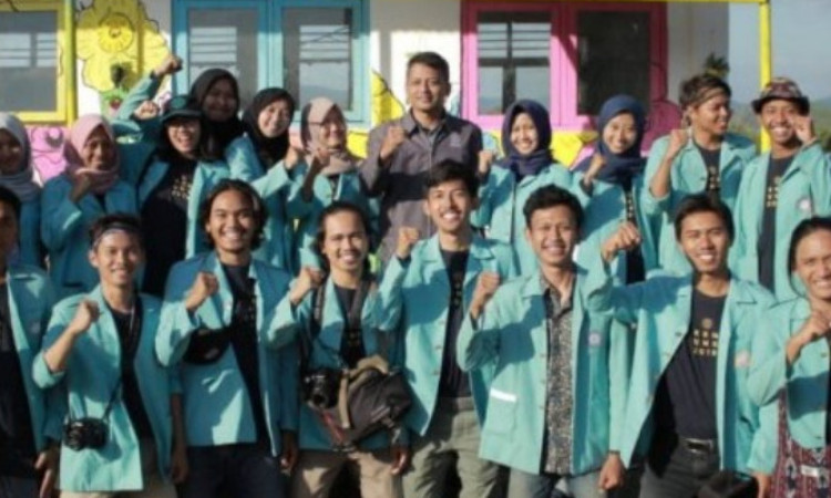 Viral Seluruh Anggota KKN Bernama Siti, Warganet: Sekali Manggil Nengok Semua