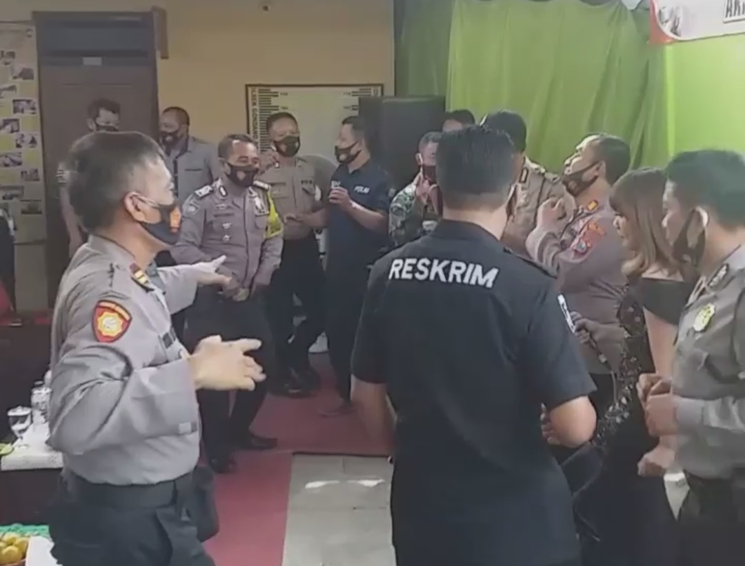 Viral Video Polisi Joget Berkerumun dan Tanpa Masker di Pasuruan