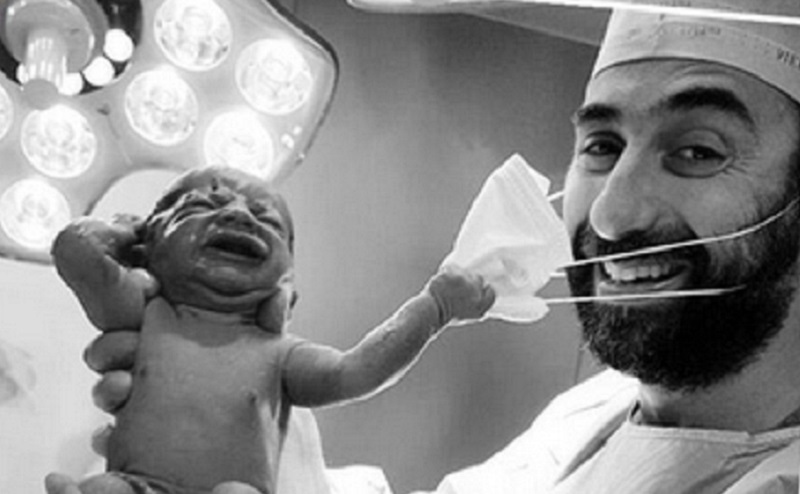 Viral Bayi Baru Lahir Tarik Masker Dokter, Semoga Jadi Tanda Pandemi Segera Berakhir