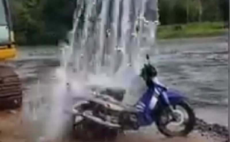 Viral Pria Cuci Motor di Sungai Pakai Eskavator, Netizen : Gak Sekalian Diceburin Aja!