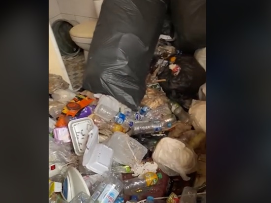 Viral! Kamar Kos Cewek Ini Penuh Kecoa dan Tumpukan Sampah Pembalut