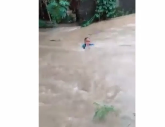 Viral! Detik-Detik Bocah Terseret Arus Banjir Terekam Kamera