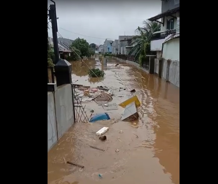 Viral, Detik-Detik Banjir Besar di Metland Bekasi Robohkan Tembok Warga
