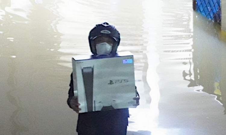 Viral! Pria Ini Nekat Terobos Banjir Demi PlayStation 5