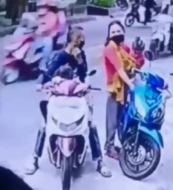Viral Aksi Wanita Gendong Anak Curi HP dari Dashboard Motor