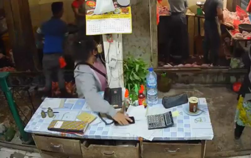 Viral Perempuan Paruh Baya Nekat Curi Handphone di Pasar Horas