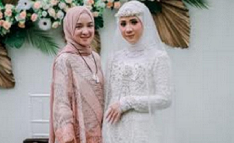Bernuansa Peach, Nissa Sabyan Hadiri Pernikahan Sahabatnya, Netizen: Kok Perutnya Buncit?