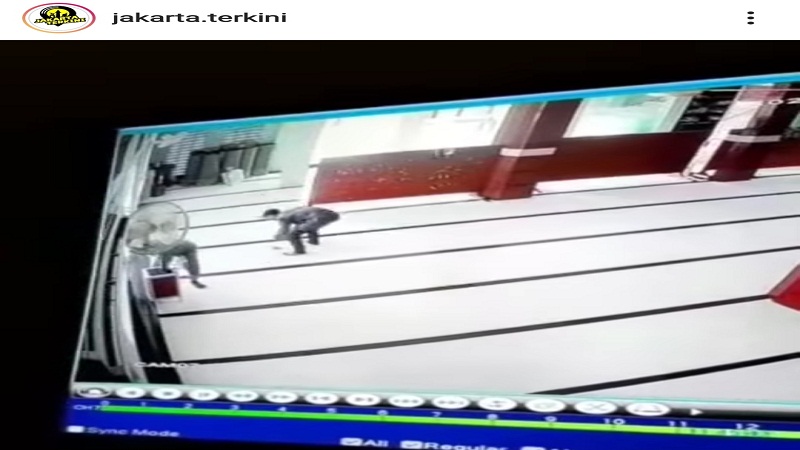 Viral! 2 Remaja Tanggung Maling Isi Kotak Amal di Lubang Buaya Jaktim Terekam CCTV