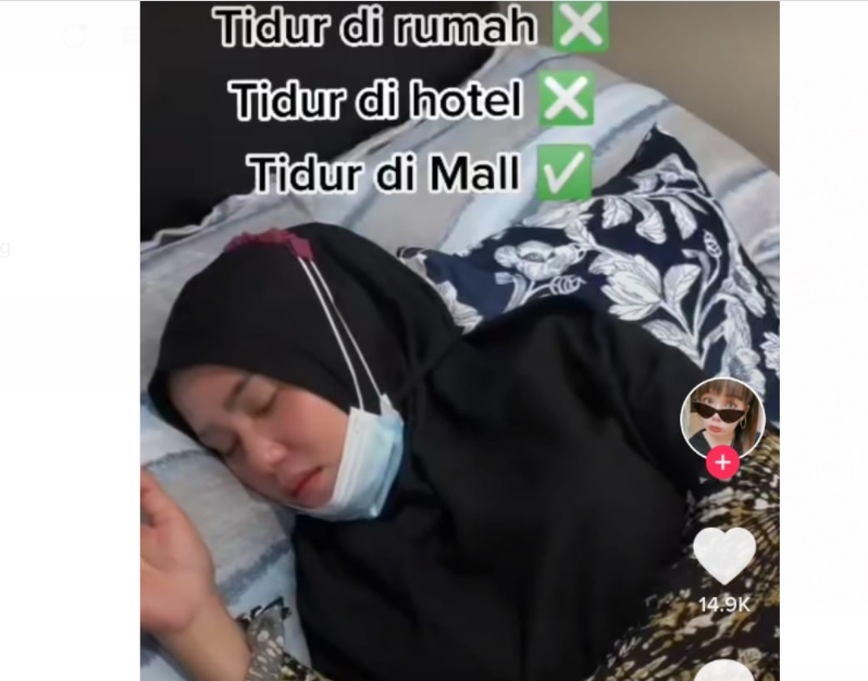 Viral! Hijabers Cantik ini Tertidur Pulas Dalam Mall