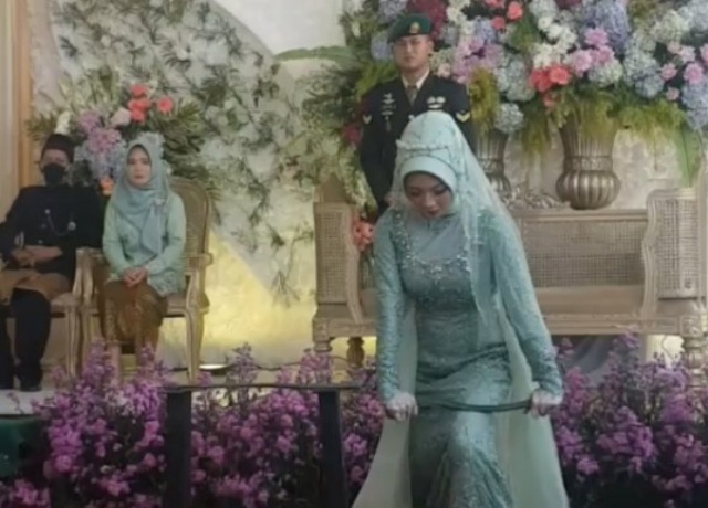Viral Mempelai Wanita Debus saat Pernikahan, Netizen: Suaminya Waswas Malam Pertama