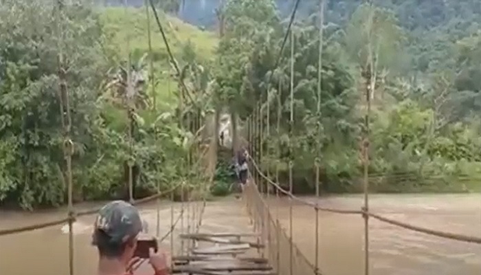 Viral, Aksi Nekat Warga Melintasi Jembatan Gantung Rusak di Mamasa Sulbar
