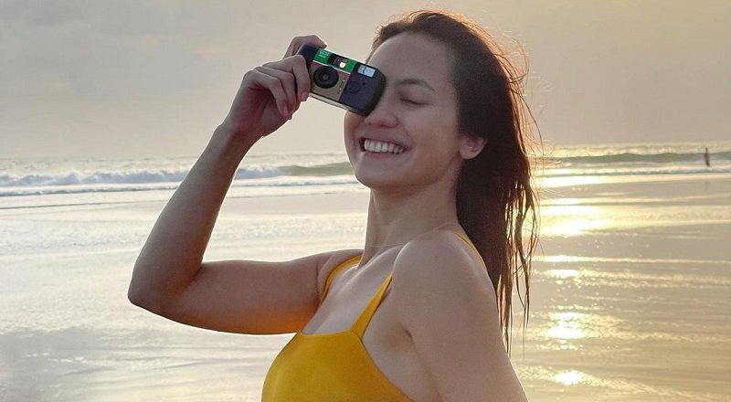 Pesona Pevita Pearce Pakai Swimsuit Kuning Nikmati Sunset, Netizen: Definisi Bidadari Bumi