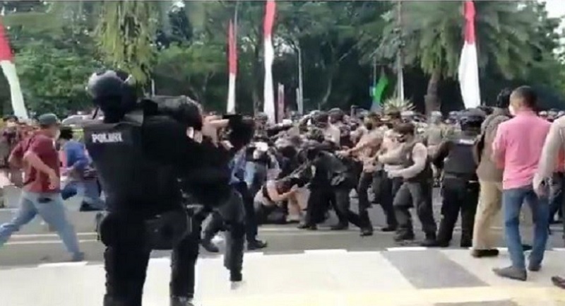 Viral Polisi Diduga Banting dan Injak Mahasiswa, Kapolres Tangerang: Kondisinya Sehat!