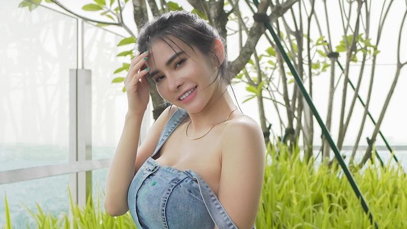 Maria Vania Pose Menggoda Pakai Bra Biru Siap Potong Rumput, Netizen: Amal Gairah