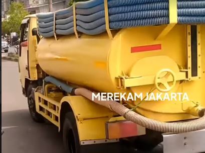 Viral! Warga Pergoki Truk Buang Air Tinja di Gorong-Gorong Kawasan Tanjung Duren