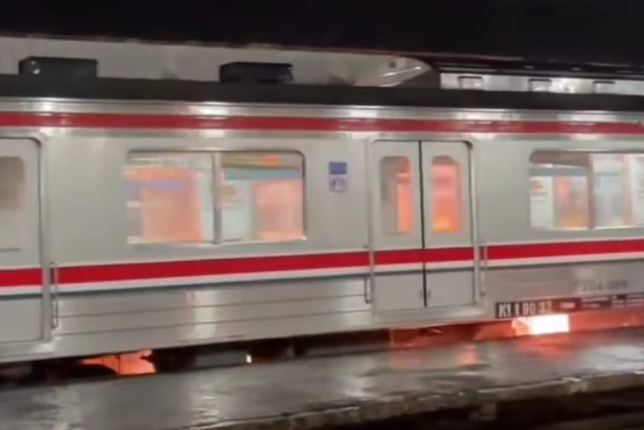 Viral Percikan Api di KRL saat Berhenti di Stasiun Bojonggede, Ini Penjelasan KAI Commuter